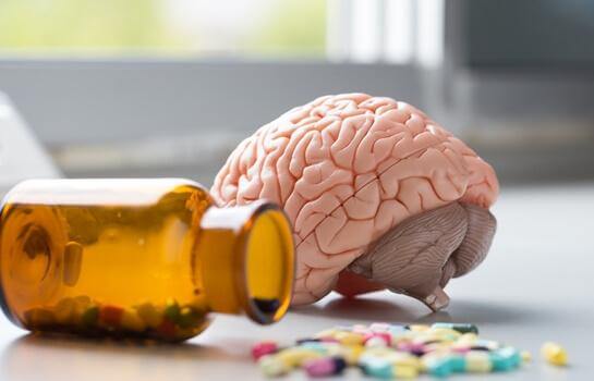 Plastikgehirn und bunte Tabletten