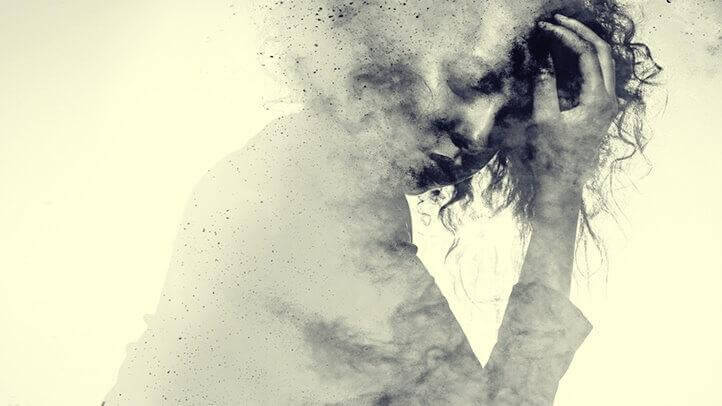 Traurige Frau schaut mit geschlossenen Augen nach unten