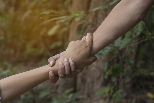 Eine Hand hilft der anderen