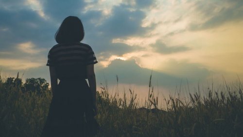 Emotional distanzierte Frau vor weitem Feld
