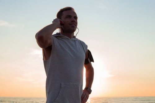 Mann trainiert am Strand
