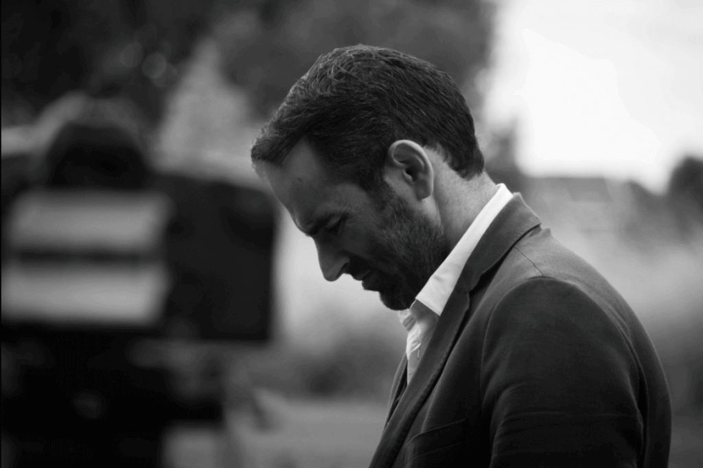 Schwarz-Weiß-Bild eines traurigen Mannes