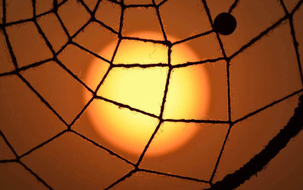 Fischernetz vor roter Sonne