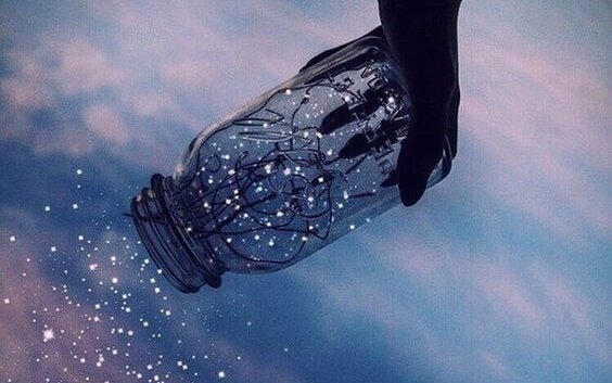 Flasche mit Kristallen