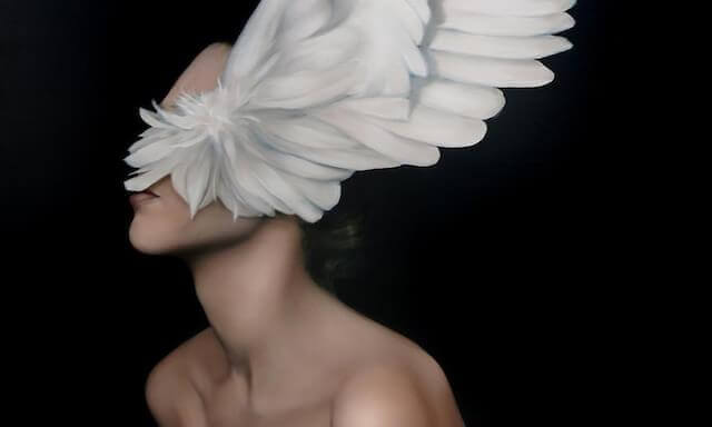 Frau mit einem weißen Flügel im Gesicht
