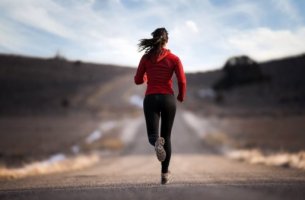 Achtsamkeit im Sport - Frau beim Joggen