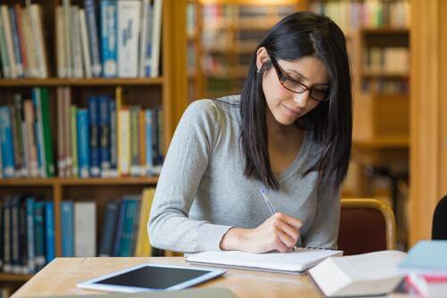 Frau lernt in einer Bibliothek