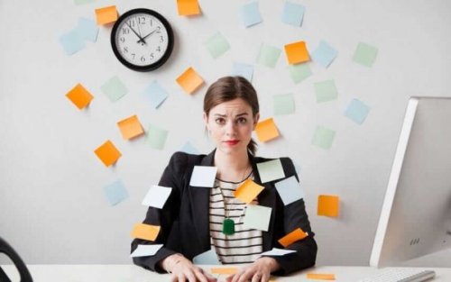 Frau, die nie aufhört zu arbeiten, ist mit Post-its beklebt