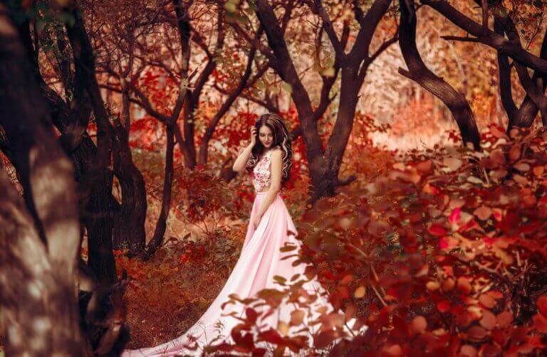 Frau in rosa Kleid im Wald