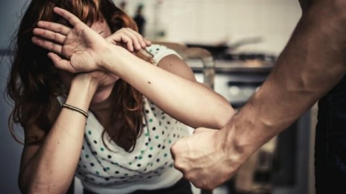 Frau wird vom Partner angegriffen