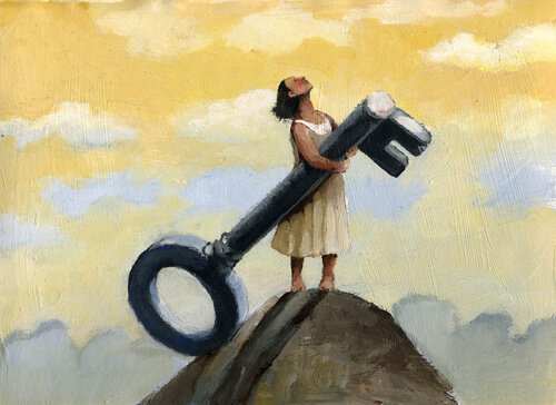 Frau trägt großen Schlüssel und steht auf Berggipfel