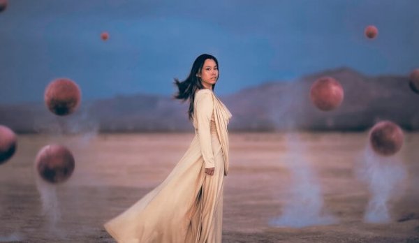 Eine Frau steht in der Wüste.