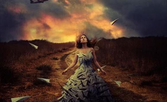 Frau umgeben von Papierflugzeugen