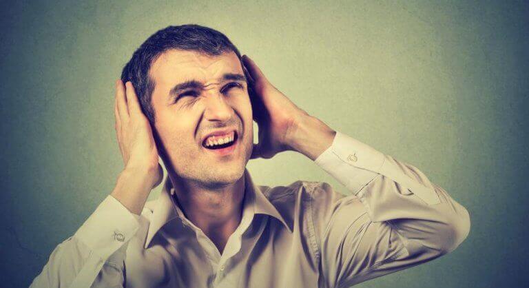 Ein genervter Nachbar hält sich die Ohren zu.