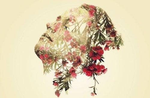 Ein Gesicht schwebt in der Luft, geformt aus pinken Blüten und Blättern.