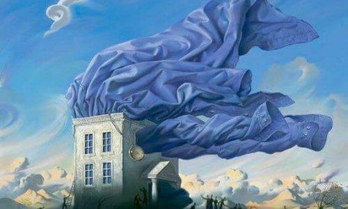 Aus einem Haus flattert ein blaues Hemd heraus. Weitere surrealistische Elemente sind eine Uhr und Wolkenspiele.