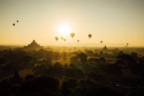 Heißluftballons fliegen Richtung Sonne