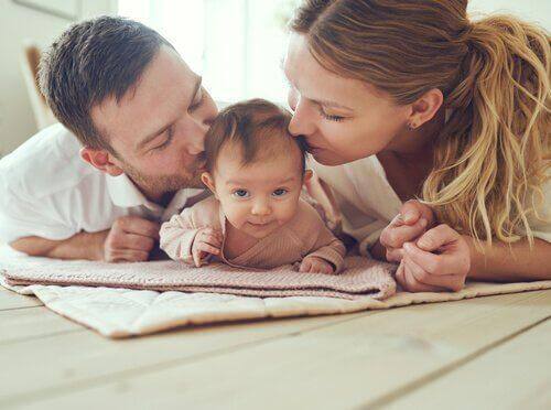 Junge Eltern kümmern sich liebevoll um ihr Baby.
