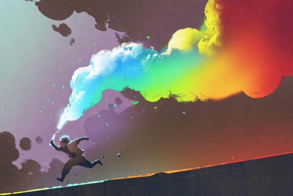 Ein Kind läuft den Berg herunter und zieht einen Nebel in Regenbogenfarben hinter sich her.