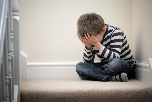Kind weint auf einer Treppe