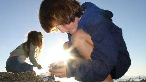 Kinder spielen im Sand