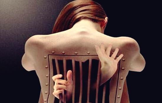 Rücken einer Frau in Form eines Gefängnisses