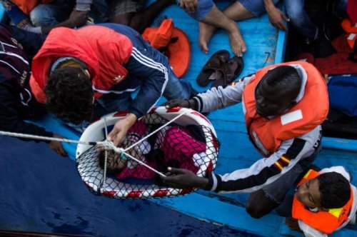 Kleinkind zwischen Flüchtlingen