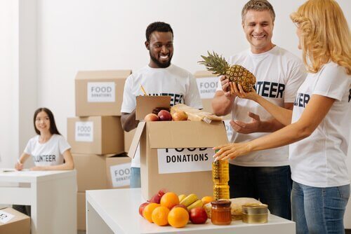 Leute packen Spenden ein