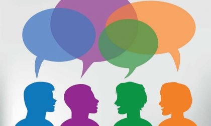 Vier Menschen mit Sprechblasen in vier Farben