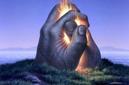 Zwischen zwei großen steinernen Händen auf einer Insel züngeln Flammen heraus.
