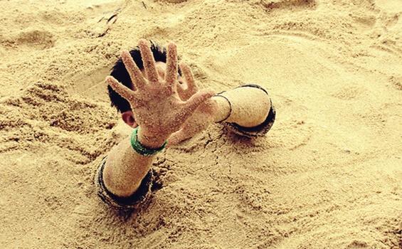 Mann versinkt im Treibsand