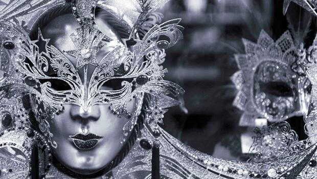 Frau mit silbernen Maske