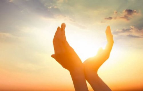 Offene Hände, durch die die Sonne scheint
