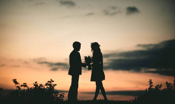 Paar vor Sonnenuntergang