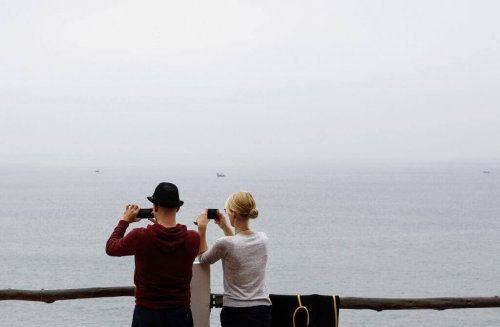 Partner machen mit ihren Handys Fotos