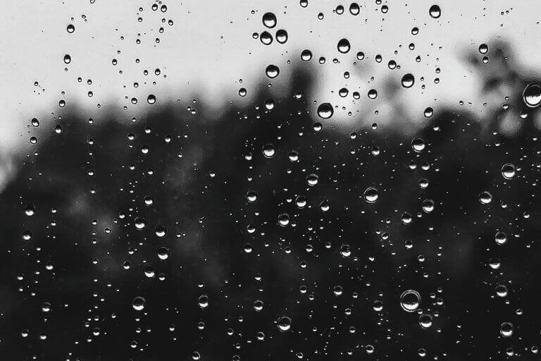 Regentropfen auf einem Fensterglas