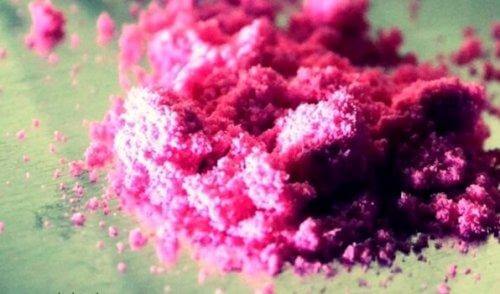 Synthetische Droge in Form eines rosafarbenen Pulvers