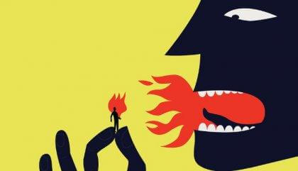 Feuerspeiender Kopf verbrennt Männchen