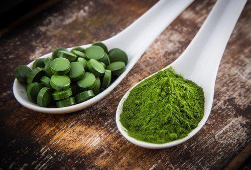 Spirulina in Form von Tabletten und Pulver