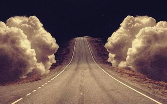 Straße umgeben von großen Wolken