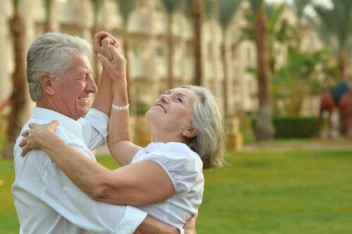 Lachendes, tanzendes älteres Ehepaar