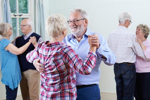 Älteres Paar nimmt an einem Tanzkurs teil