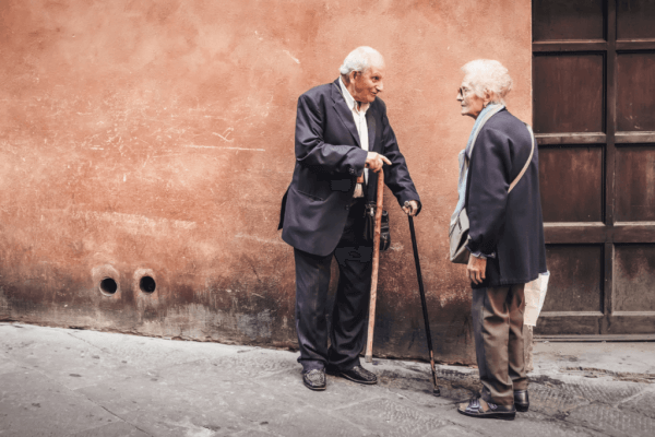 Zwei alte Menschen sprechen miteinander