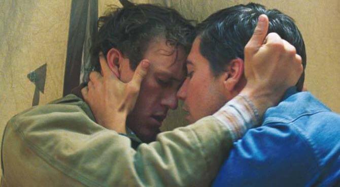 Szene aus Borkeback Mountain, in der sich zwei Männer küssen wollen