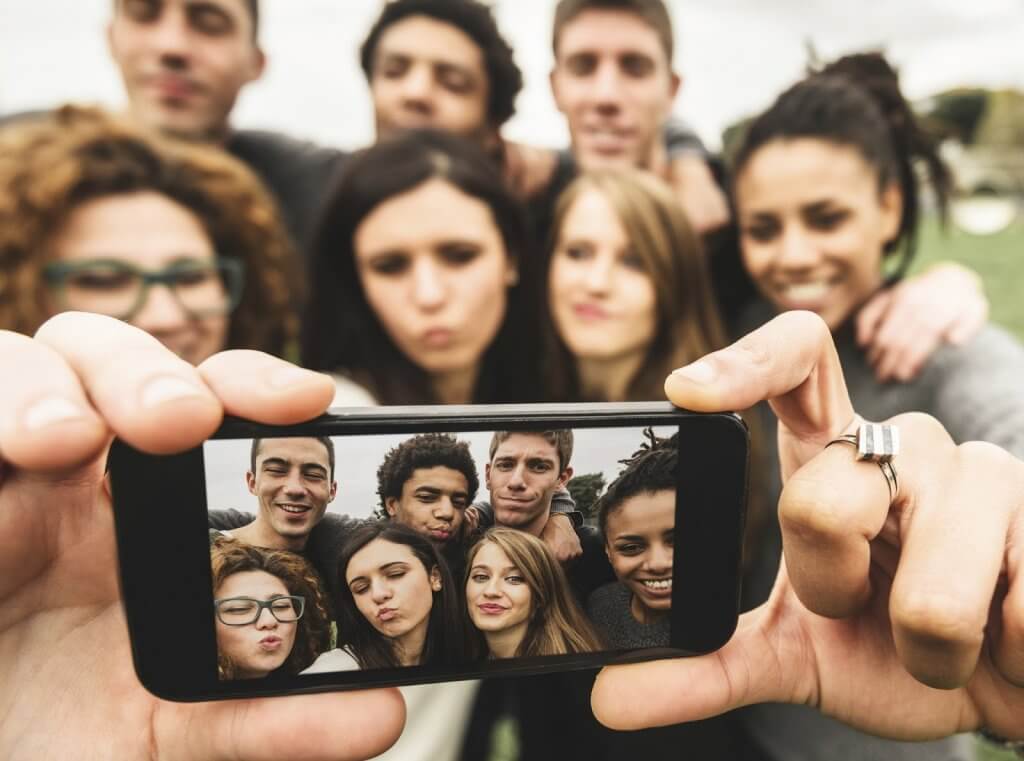 Eine Menschengruppe macht ein Selfie