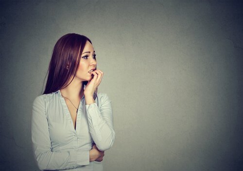 Eine Frau starrt ängstlich in die Ferne.