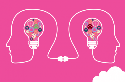 Zwei zusammengesteckte Kabel formen die Umrisse von zwei Köpfen, die in zwei Glühbirnen in der Kopfmitte enden