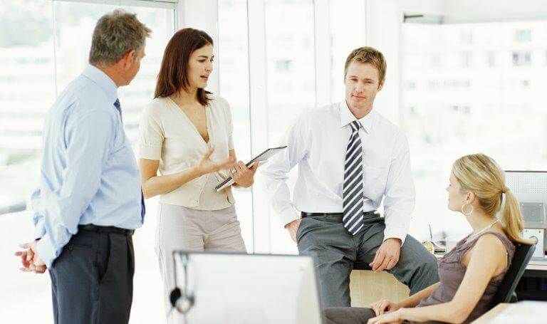 Eine Arbeitsgruppe unterhält sich