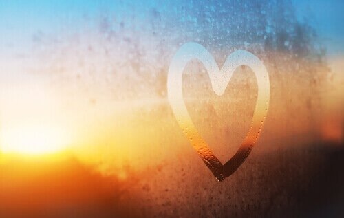 Herz, das auf eine Fensterscheibe aufgemalt wurde, symbolisch für den Tag, an dem ich anfing, mich selbst zu lieben