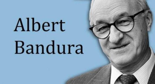 Soziales Lernen: Foto von Albert Bandura in schwarz-weiß vor einem blauen Hintergrund.